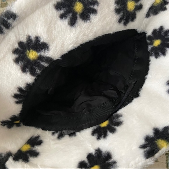 Fuzzy fur fleece white bucket hat black flowers - Picture 4 of 4